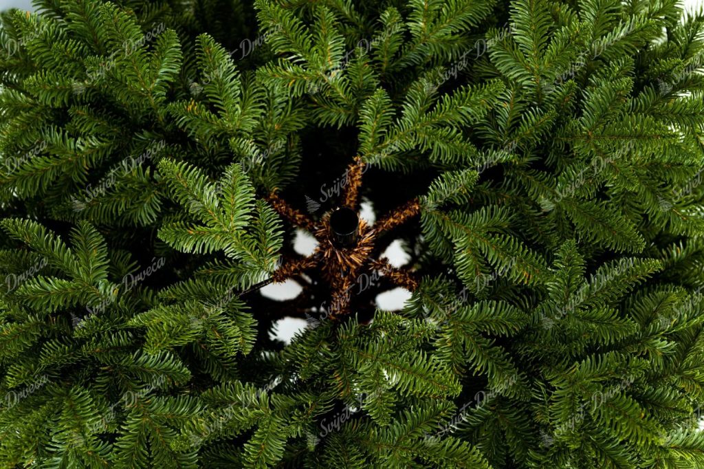 Umjetno božićno drvce FULL 3D kavkaska jela, detalji iglica. Cijelo drvo sastoji se od velikog broja nepogrešivih 3D grana jele, što čini doista realno. Igle drveta su blijedo zelene boje i odlikuju se tradicionalnim jelovim oblikom. Drvo je izrađeno od kvalitetnih negorivih materijala.