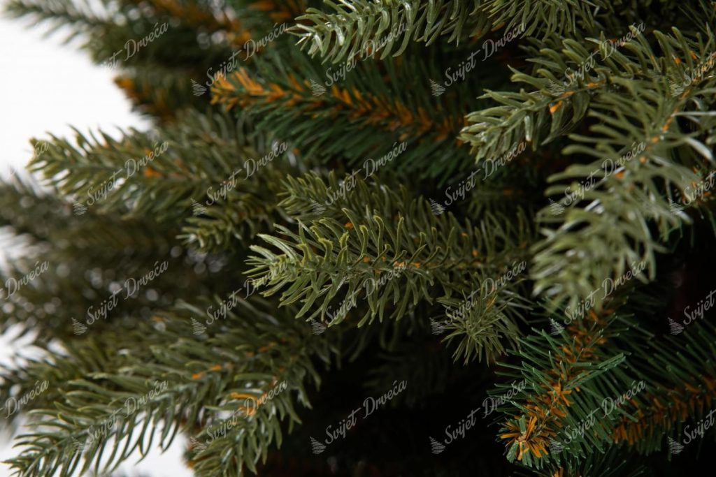 Umjetno božićno drvce u saksiji 3D smreka alpska, detalji iglica. 3D grančice prirodnog izgleda nadopunjuju se klasičnim grančicama zahvaljujući kojima je drvce zaista gusto. Drvce je postavljeno u modernu saksiju.