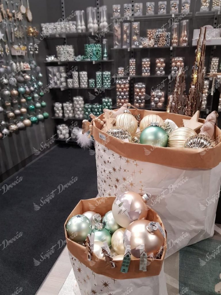 Nežno ružičasti ukrasi za božićno drvce