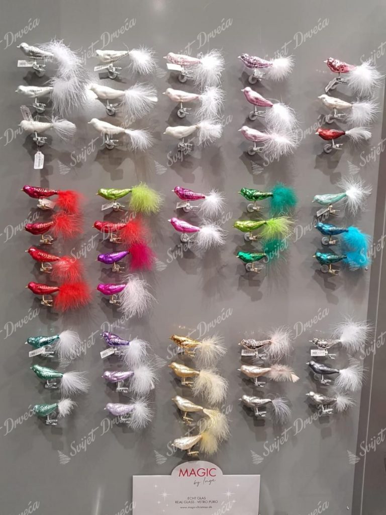 Šarene ptice kao ukras za božićno drvce