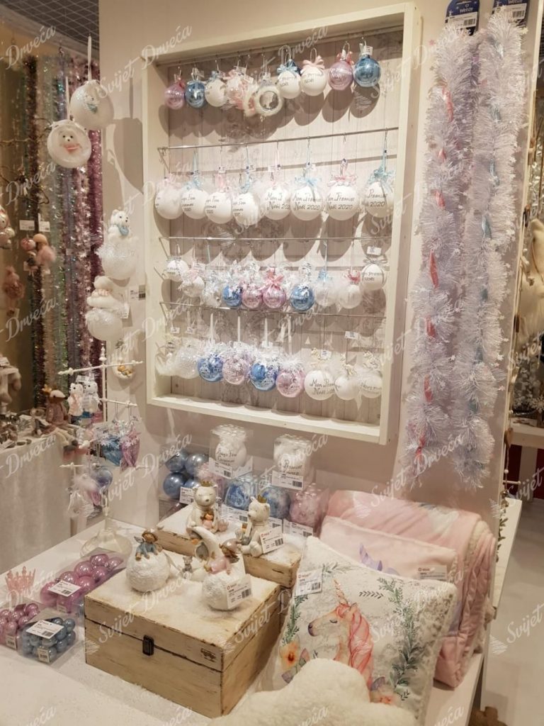 Bijele božićne kuglice i dekoracije