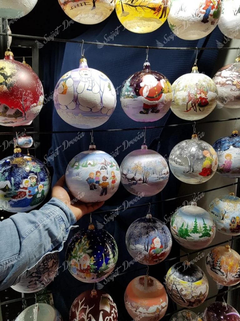 Božićni ukrasi u obliku kuglica