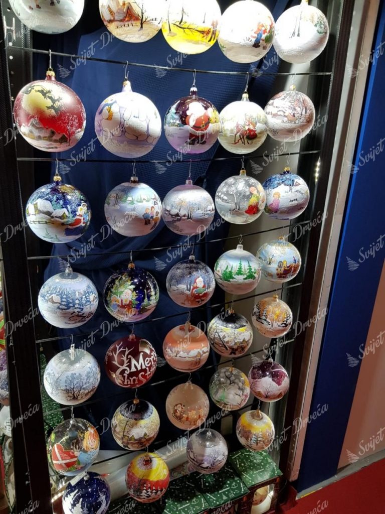Božićni ukrasi u obliku kuglica