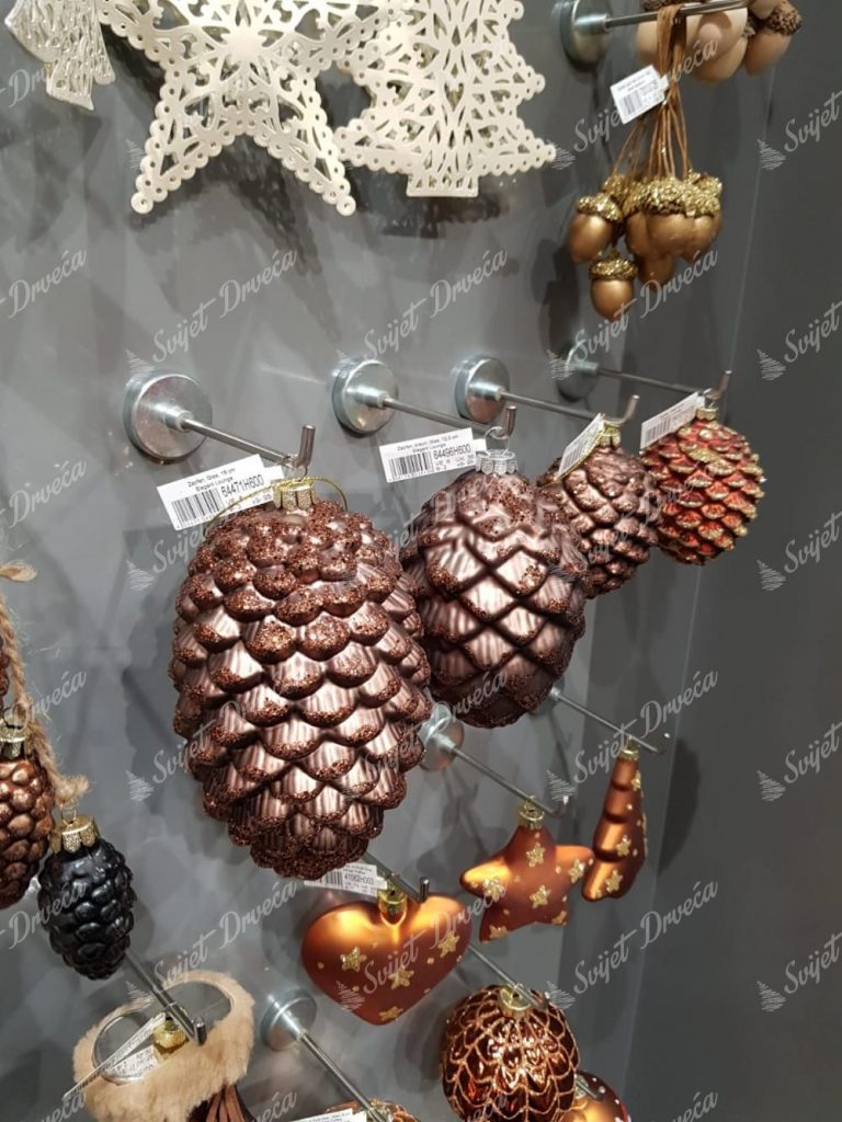 Božićni ukrasi u obliku šišarki i žira