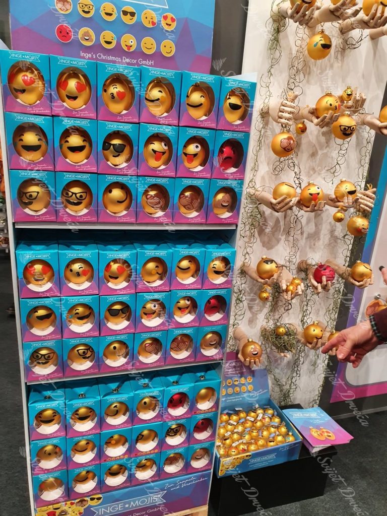 Smajli kuglice kao ukras za božićno drvce za ljubitelje društvenih mreža