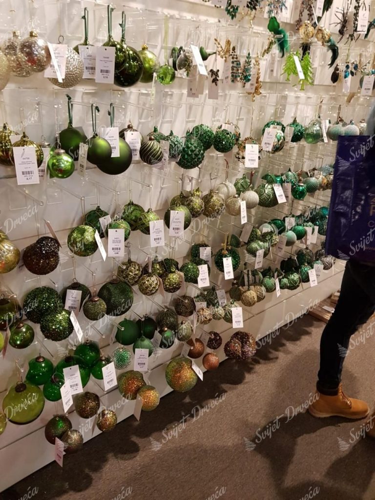 Božićni ukrasi u raznim nijansama zelene boje