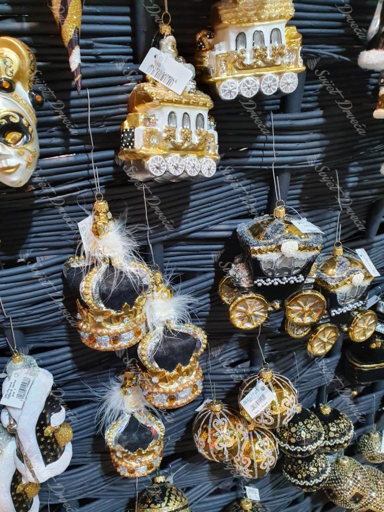 Božićni ukrasi u obliku krune i kočija