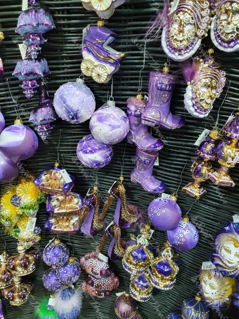 Ljubičasti božićni ukrasi