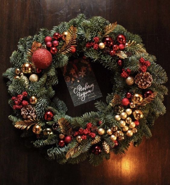 Božićni vijenac za vrata i stol